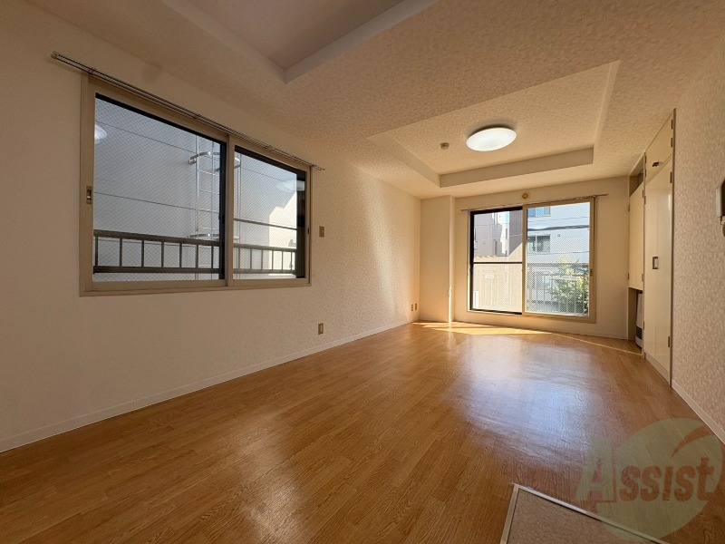 居室・リビング　１４帖の洋室です。広々として、きれいですね。