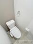 トイレ　人気アイテムの温水洗浄便座。清潔感のあるトイレです。