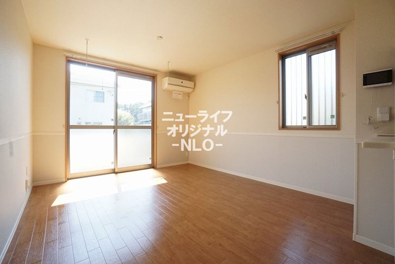 居室・リビング　角部屋で2面採光のリビング。エアコン1基付です。