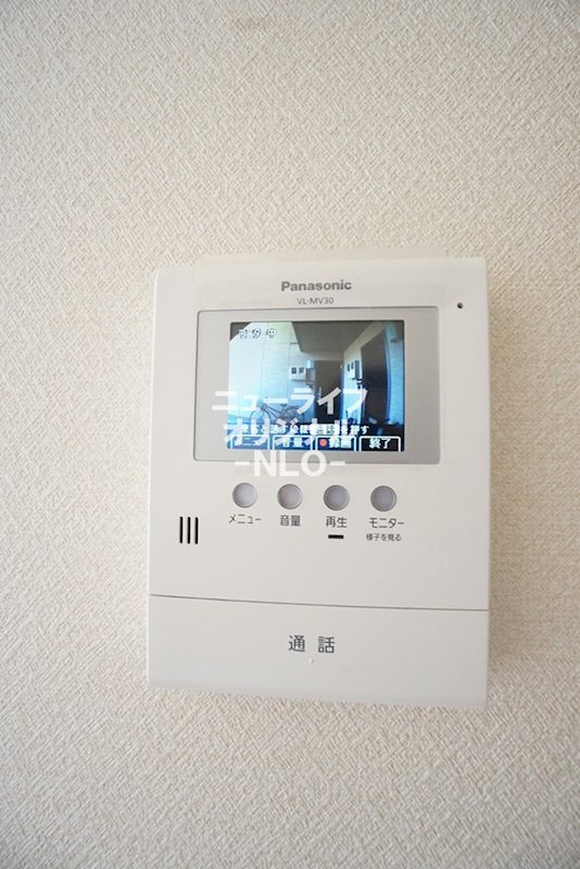 セキュリティ　室内から訪問者を目視できるTVモニターホン付きで安心。
