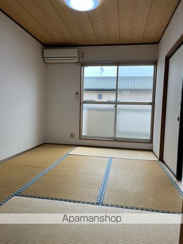 メゾンシルクの居間写真