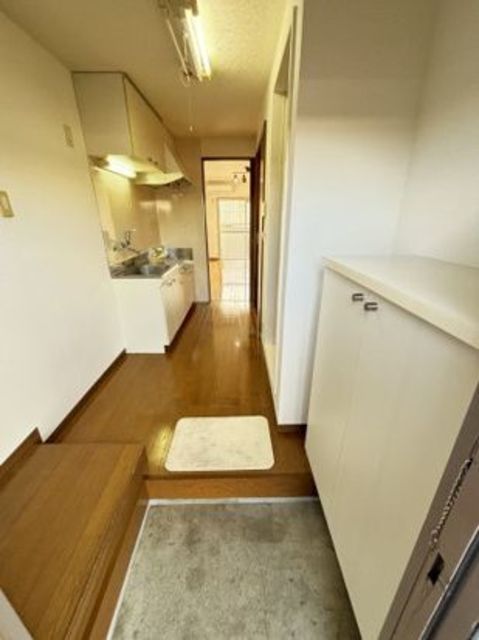 ＪＲ総武線 本八幡駅 徒歩13分 3階建 築46年の玄関写真