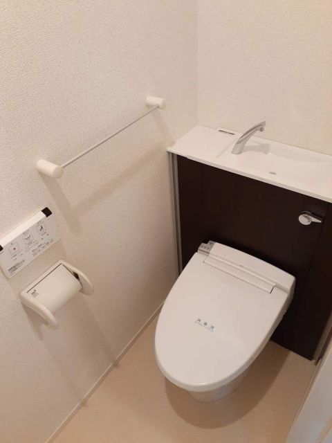 山陽電鉄本線 江井ケ島駅 徒歩6分 3階建 築8年のトイレ写真