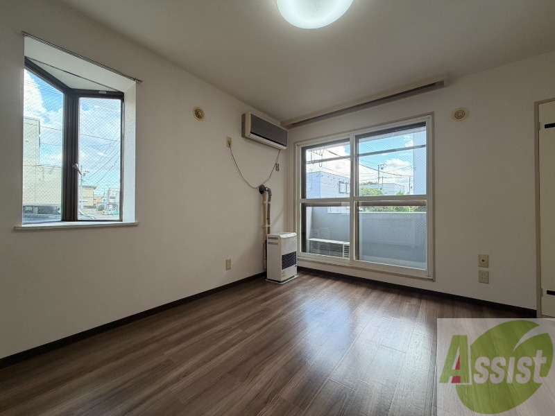 居室・リビング　日当たりが良くて心地よく過ごせそうなお部屋です。