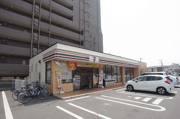 コンビニ　セブンイレブン（コンビニ）まで850m
