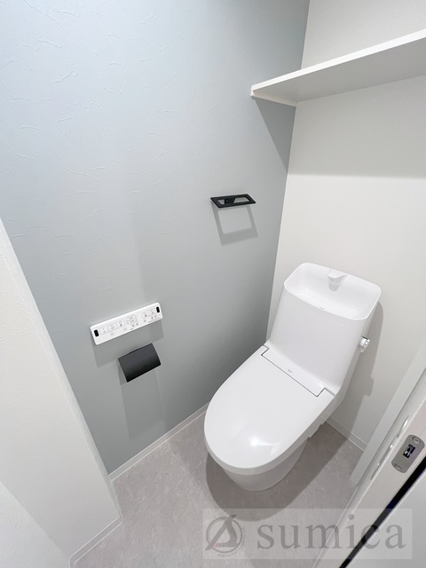 トイレ　人気アイテムの温水洗浄便座。清潔感のあるトイレです。