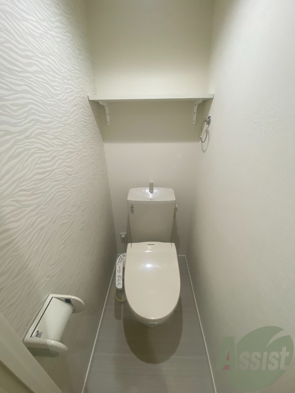 トイレ　トイレは温水洗浄便座付きで上部には収納スペースも！