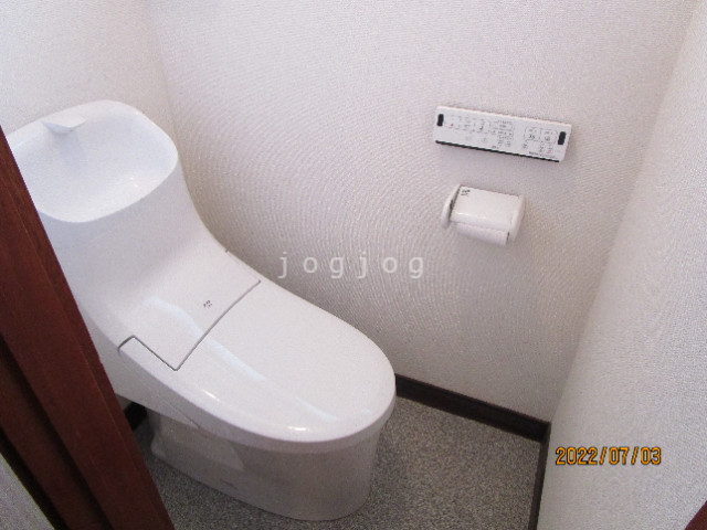 トイレ　嬉しい温水洗浄便座付きのトイレです。