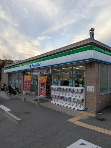 コンビニ　ファミリーマート 吹田江坂五丁目店（コンビニ）まで243m