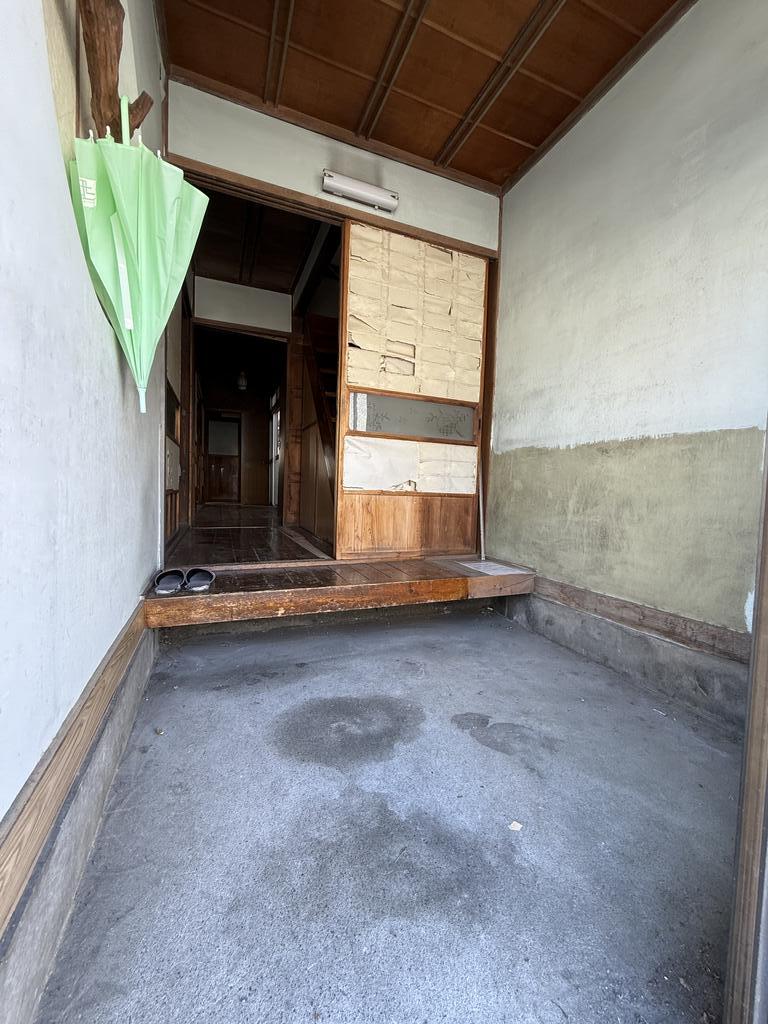 中央2丁目戸建ての玄関写真