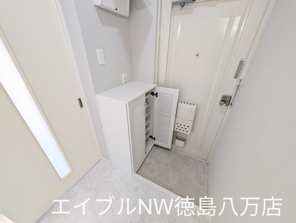ＪＲ牟岐線 文化の森駅 徒歩13分 4階建 築50年の玄関写真