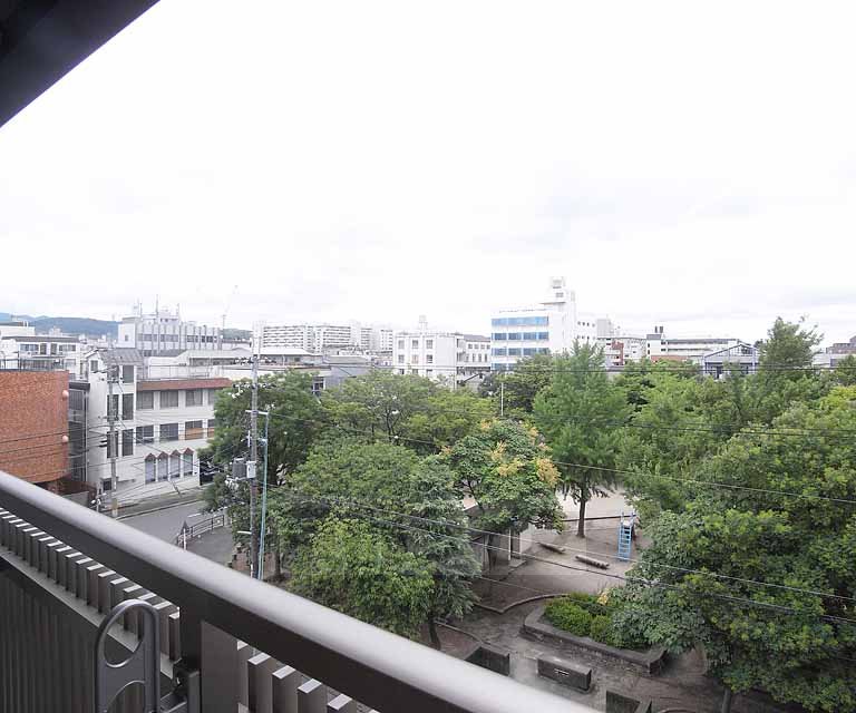 バルコニー　公園の緑が目に美しいです。
