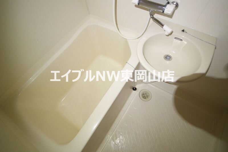 バス・シャワールーム　同物件別部屋の写真です