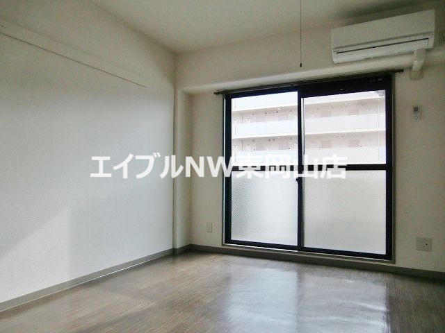 居室・リビング　同物件別部屋の写真です