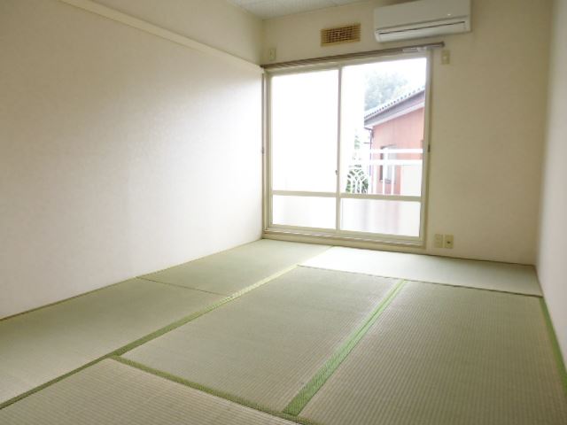 エントランス　きれいな６帖の和室です
