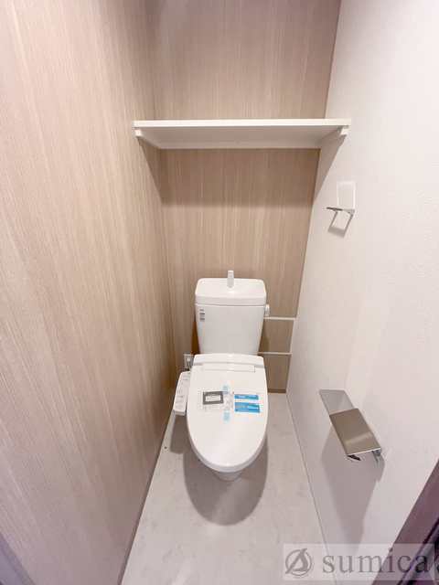 トイレ　人気アイテムの温水洗浄便座。清潔感のあるトイレです。