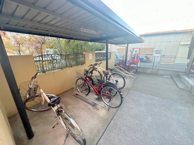 駐車場　敷地内には入居者専用の駐輪スペースもあります。