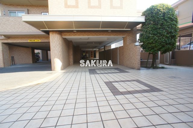 エントランス　重厚感のある建物デザイン♪