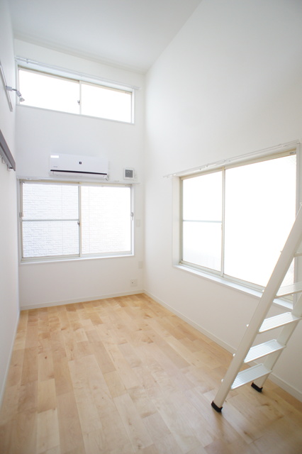 居室・リビング　天井高の開放感が気持ちいいお部屋です☆