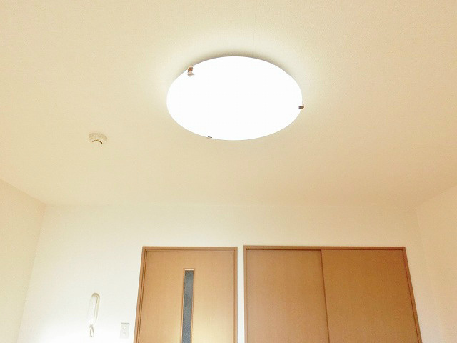 その他　お部屋全体を明るく照らすシーリングライト。