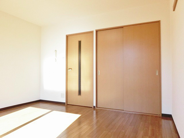居室・リビング　8帖の洋室。落ち着いた印象です。