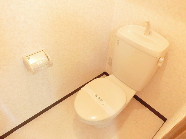 トイレ　コンパクト設計のトイレ。お手入れがしやすそうです。