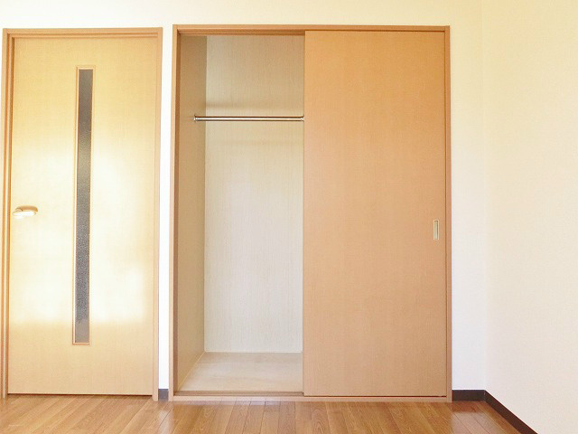 収納　引き戸タイプの収納スペース。ハンガーパイプが施されています。