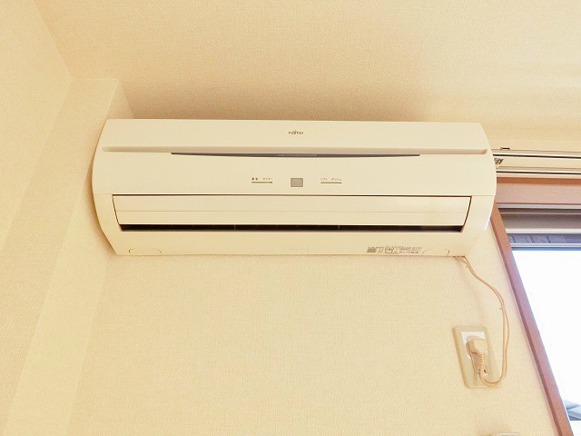 その他設備　洋室に既設のエアコン。