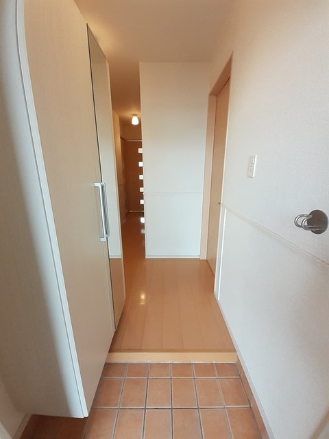 ＪＲ山陽本線 福山駅 バス乗車時間：20分 最寄りバス停で下車 徒歩9分 2階建 築12年の玄関写真