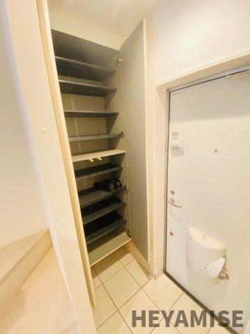 玄関　※反転間取りの別のお部屋の画像です※現況を優先します