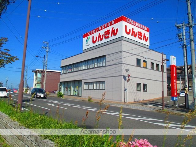 銀行　北伊勢上野信用金庫（銀行）まで187m