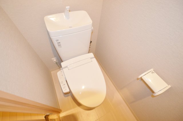 トイレ　温水洗浄便座付きのトイレです♪
