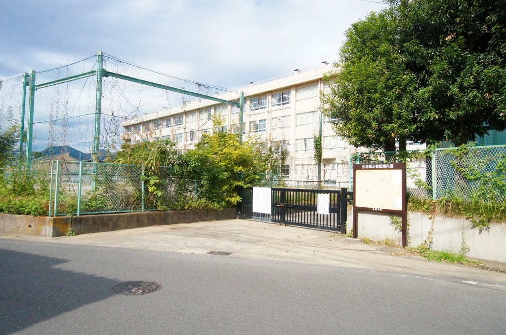 中学校　厚木市立睦合中学校（中学校）まで592m