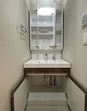 洗面設備　ゆったりとスペースのある洗面所