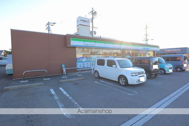 コンビニ　ファミリーマート各務原三ツ池二丁目店（コンビニ）まで740m