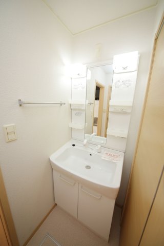 洗面設備　別部屋反転間取のお写真になります。参考にご覧くださいませ。
