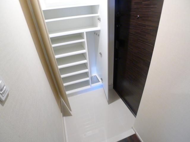 玄関　写真は同タイプ住居です。