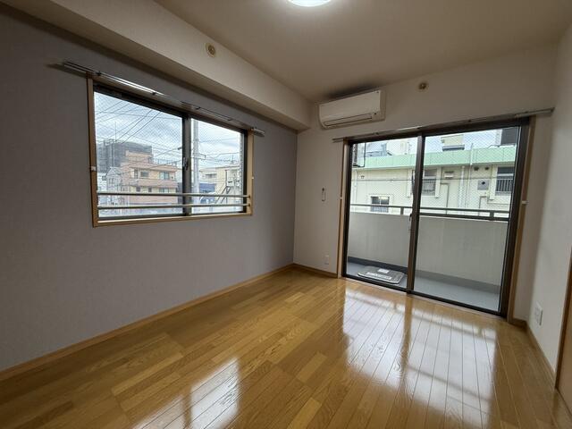 その他部屋・スペース　落ち着いた色調の寝室です