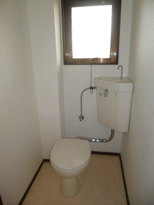 トイレ　窓がついているため換気もしやすくなっています。