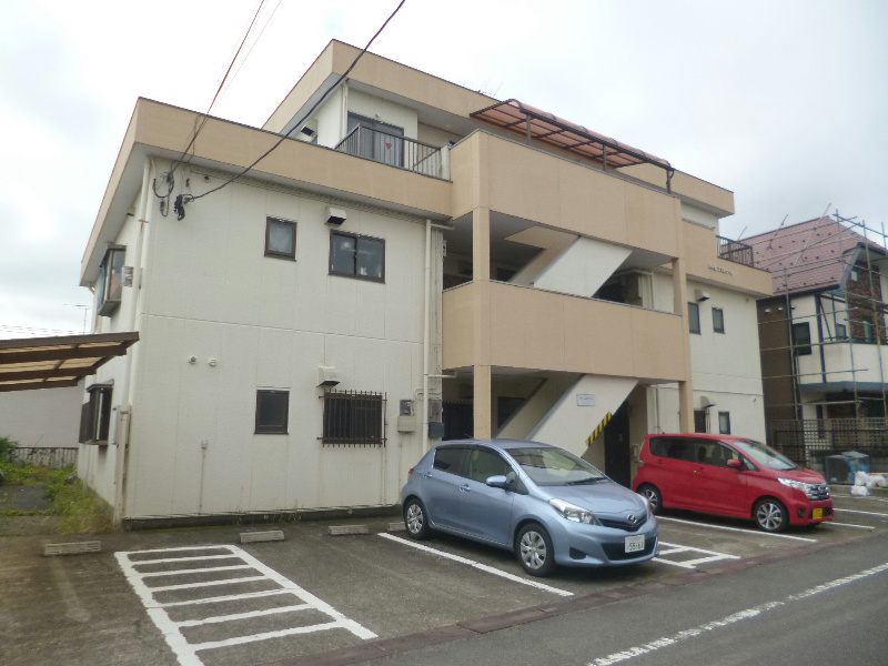 建物外観　中央階段でオシャレな空間になっています！