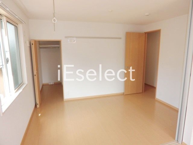 その他部屋・スペース　フローリング張りで明るい洋室です。