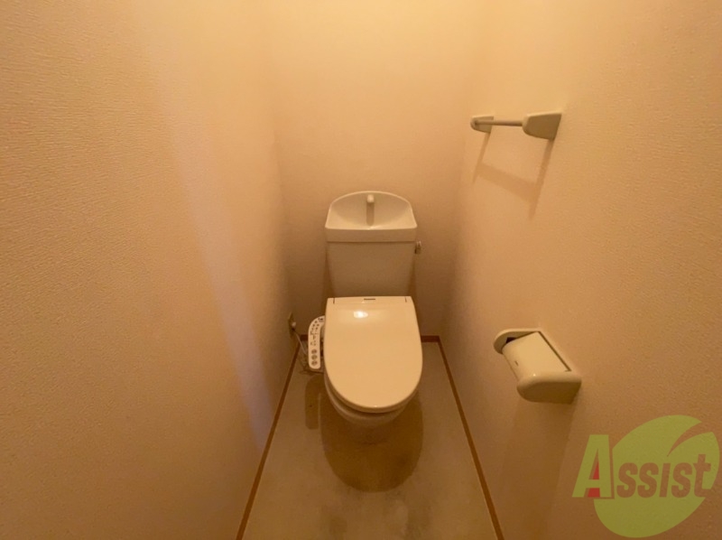 トイレ　温水洗浄便座付きのトイレは、使用しやすくうれしいですね。
