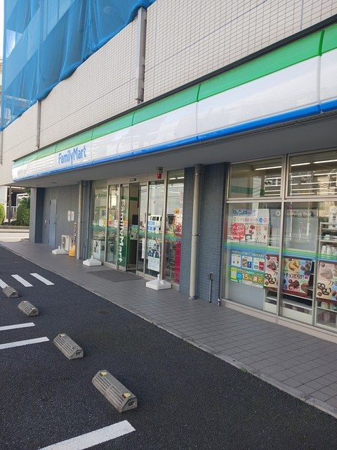 コンビニ　ファミリーマート（コンビニ）まで218m