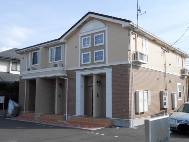 建物外観　建物玄関側（北面）を北西方向より撮影