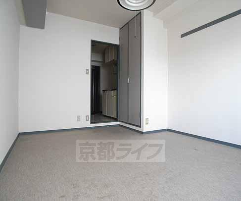 居室・リビング　お部屋別角度から（床の材質はお部屋によって異なります）