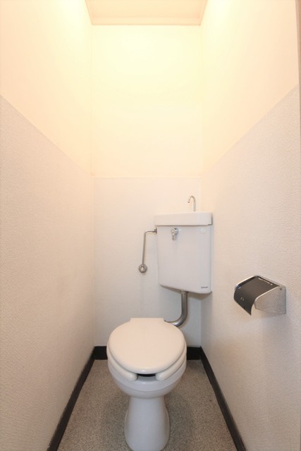【松山市湯渡町のアパートのトイレ】