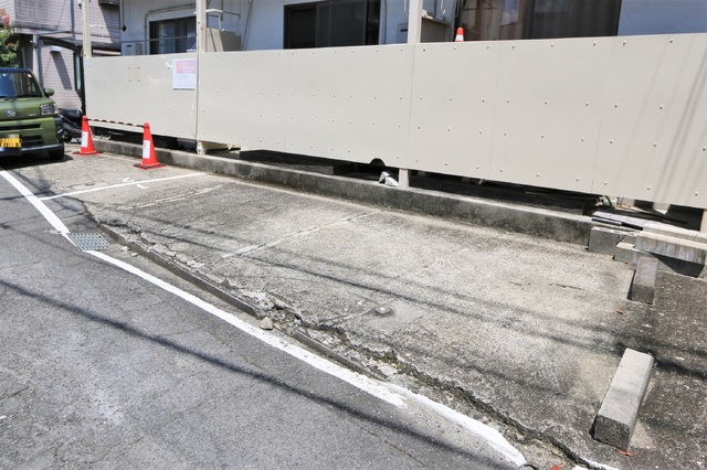 【松山市湯渡町のアパートの駐車場】