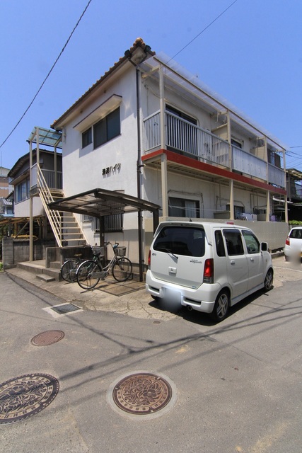 松山市湯渡町のアパートの建物外観