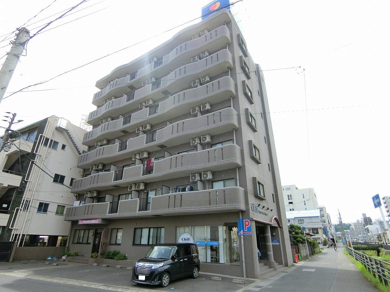 【鹿児島市荒田のマンションの建物外観】