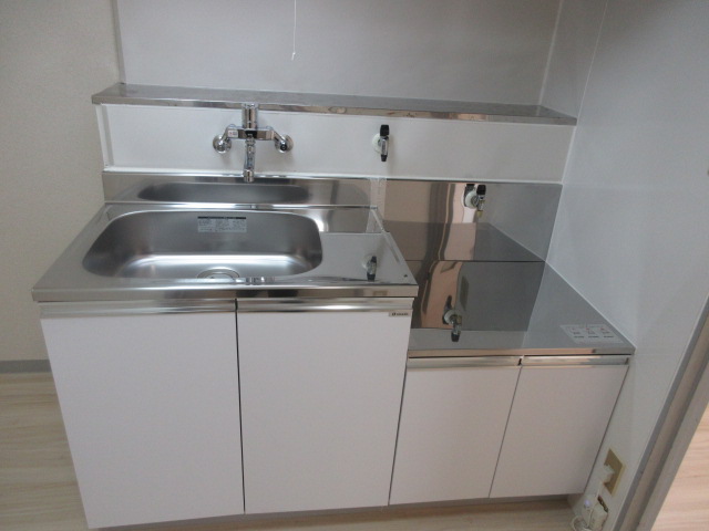 キッチン　嬉しい温水洗浄便座付きです。